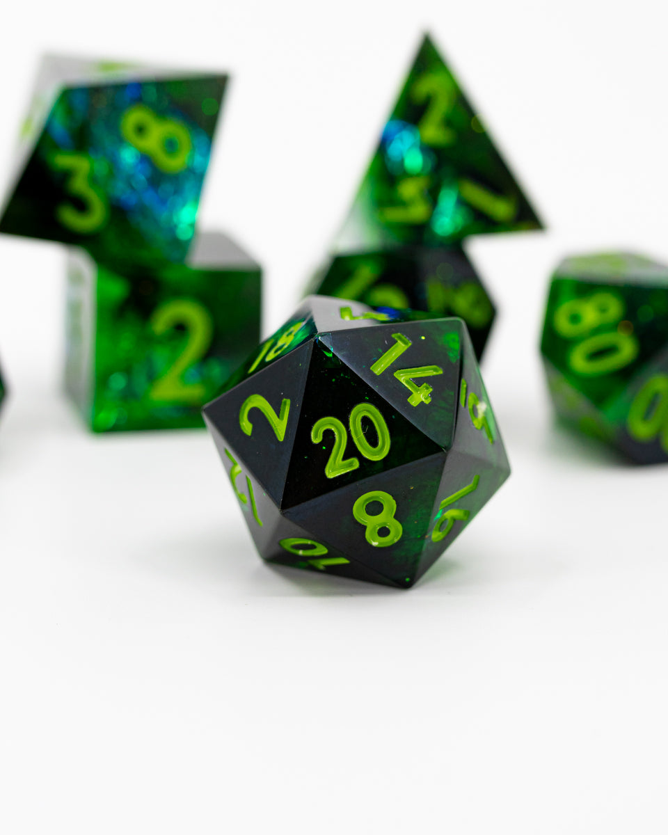 Queen Salienta | 7 Piece Sharp Edge Resin Dice Set