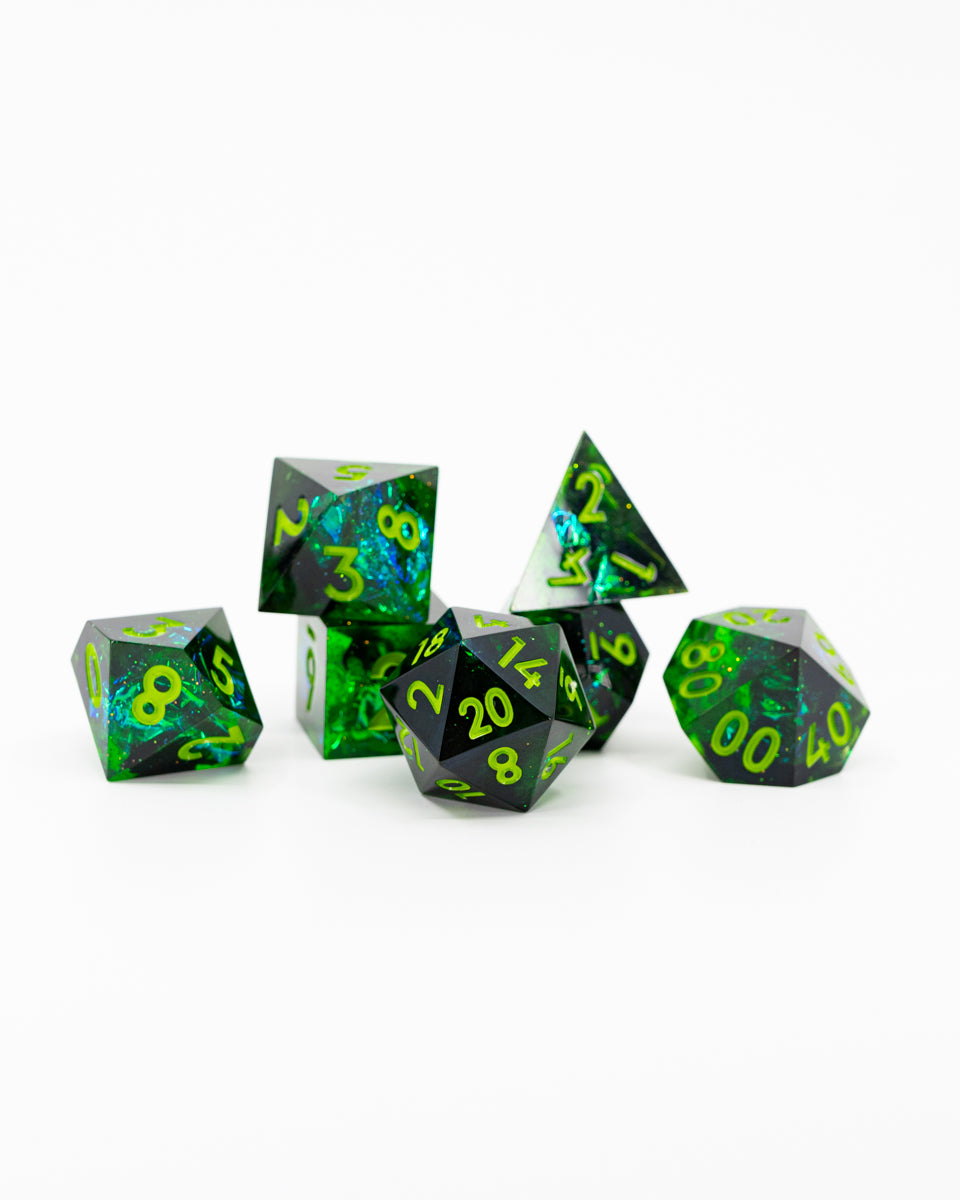 Queen Salienta | 7 Piece Sharp Edge Resin Dice Set